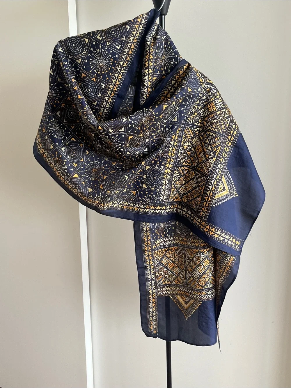 NEW HEIRLOOM STOLE SCARF SHAWL HAND EMBROIDERED KANTHA NAVY BLUE  & BEIGE  SILK